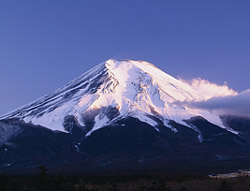Гора Фудзи самая высокая гора в 
Японии и самая почитаемая.